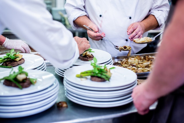 impiattamento cuoco cucina